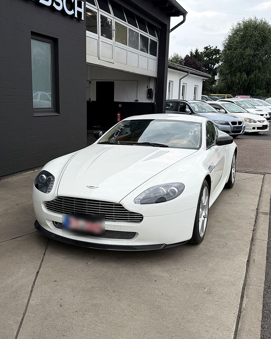 Weißer Aston Martin Vantage auf dem Hof von HÜBSCH in Kassel