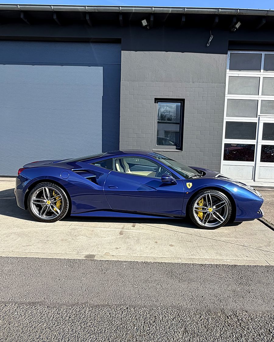 Blauer Ferrari vor der Werkstatt von HÜBSCH in Kassel