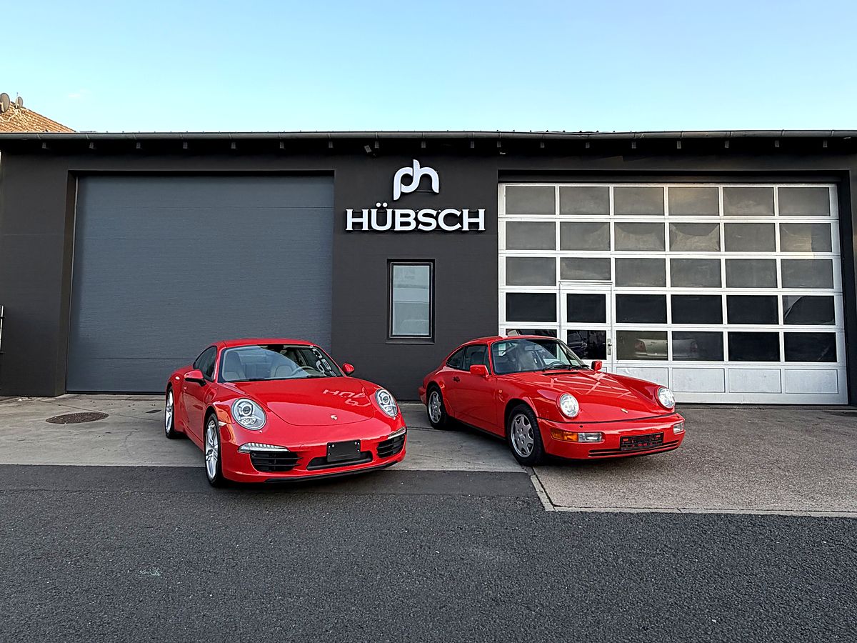Werkstatt und Halle von HÜBSCH in Kassel mit zwei roten Porsche 911