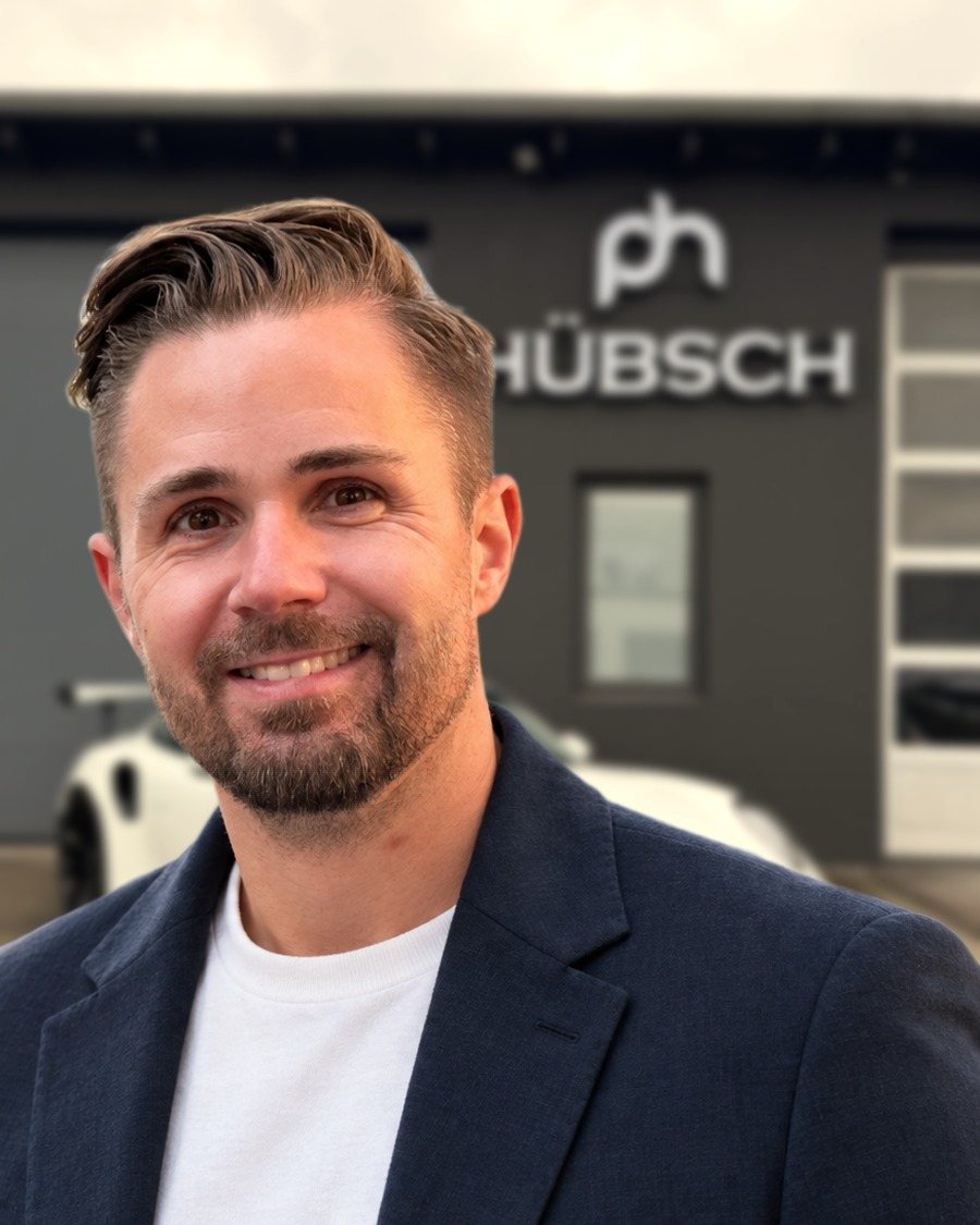 Philipp Hübsch, Inhaber von HÜBSCH – Automobilhandel & Kfz-Meisterbetrieb, vor seiner Halle in Kassel